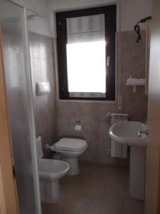 曼弗雷多尼亚索尔门公寓酒店 的一间带卫生间、水槽和窗户的浴室