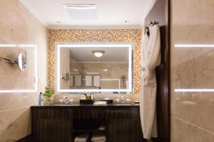亚的斯亚贝巴亚的斯亚贝巴金色郁金香酒店的一间带水槽和镜子的浴室