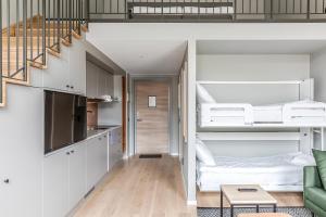 泰比Part-Time Home Täby的小型公寓 - 带双层床和客厅