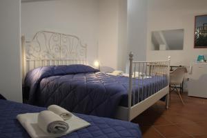 梅坦蓬托AGRITURISMO CASA RICOTTA的一间卧室配有两张带毛巾的床
