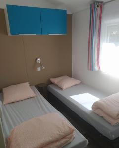 塔拉戈纳Mobile Homes by KelAir at Playa Montroig Camping Resort的配有两张床铺的蓝色橱柜