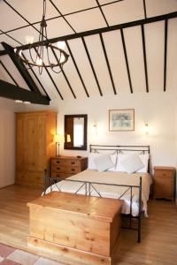 梅登黑德羊舍庄园度假屋的一间卧室配有一张木箱床