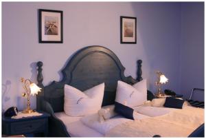 特希尔克拉贝冯格雷齐尔酒店的一间卧室配有两张带白色枕头的床