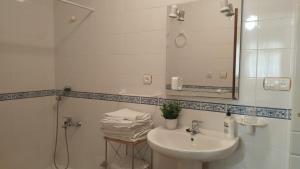 FrailesAlojamiento Árdales的白色的浴室设有水槽和镜子
