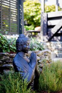 皇后镇Stay of Queenstown的坐在花园中的女人的雕像