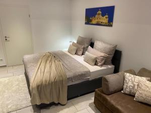柏林克罗伊茨贝格城市公寓的一间卧室配有一张床和一张沙发