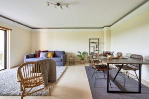 卡尔卡维洛斯Carcavelos Apartment的客厅配有桌子和沙发