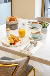 斯特拉斯堡Hotel des Vosges BW Premier Collection的一张早餐桌,上面有一盘食物