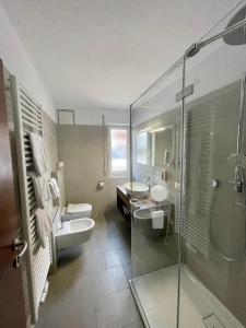 多比亚科Plankensteiner Tschurtschenthaler的一间带两个盥洗盆和淋浴的浴室