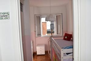 穆拉诺L' incantevole paesaggio della laguna di Murano的一间小卧室,配有床和窗户