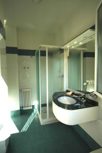 米兰马瑞提那欧拉公寓式酒店的一间带水槽和大镜子的浴室
