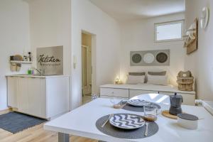 卡尔达罗Zentral gelegenes Apartment mit Garage und Garten的白色的客厅配有桌子和床。