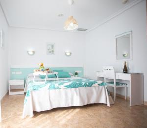 埃尔卡沃德加塔加特布兰卡布里莎加布酒店的白色卧室配有床和书桌