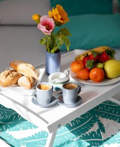埃尔卡沃德加塔加特布兰卡布里莎加布酒店的盘子,盘子上放着咖啡和水果杯