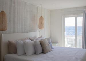 斯特拉特福德The Surfside Hotel的卧室设有白色床,享有海景