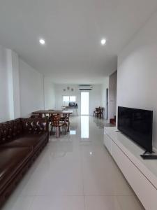 Ban Khlong KrangYYK Homestay的带沙发和平面电视的客厅