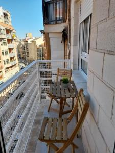 穆尔西亚Apartamento Molinos del Río的阳台配有2把椅子和桌子