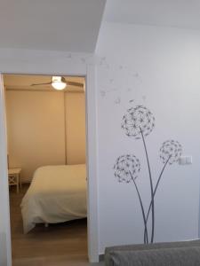 穆尔西亚Apartamento Molinos del Río的卧室,墙上挂着花卉图案
