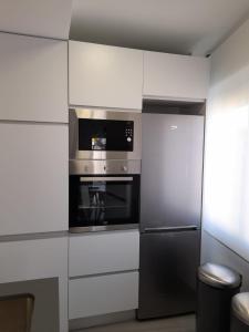 穆尔西亚Apartamento Molinos del Río的厨房配有微波炉和冰箱。