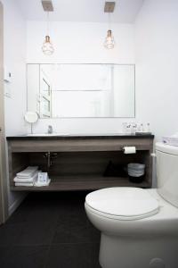 圣让波若利布兰奇德哈博韦拉汽车旅馆的浴室配有白色卫生间和大镜子