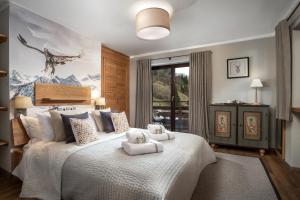 滨湖采尔Chalet Zell by Chalet Alp Lux的卧室配有白色床,墙上挂有鹿画