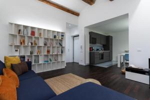 维罗纳Arela的一间带蓝色沙发的客厅和一间厨房