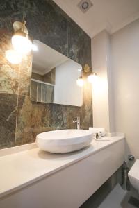 伯萨KAR BEYAZ HOTEL BURSA的一间带水槽和镜子的浴室