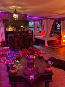 Stelle漩涡浴池套房马拉喀什-酒廊旅馆的一间设有两张床的房间和一张鲜花桌子