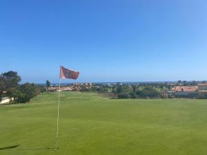 科斯塔德安提瓜Villa with private pool, near beach and golf Caleta de Fuste- Villa Charlotte的绿色高尔夫球场上的红旗