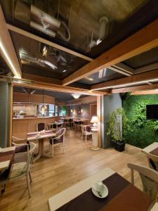 普劳恩Ambiente Hotel garni的一间带桌椅和绿色墙壁的餐厅