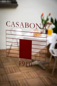 韦尔切利CASABONA1910 bed&breakfast的一张桌子上读卡萨布兰卡的标志