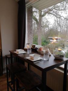 海牙Benvenuto的窗户前的桌子,享有树景