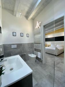 卡斯特努沃德加尔达Mincio Relais的带浴缸、水槽和床的浴室