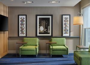 Holiday Inn Express & Suites - Lockport, an IHG Hotel的休息区