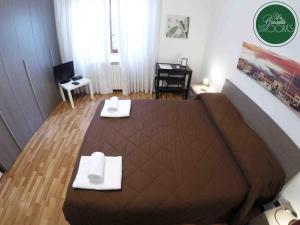 巴勒莫La Casetta的一间卧室设有一张床和一间客厅。