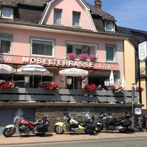 克洛滕Cafe Moselterrasse的停在大楼前的一组摩托车