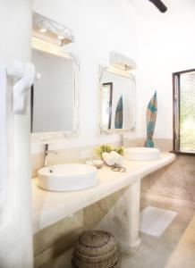瓦塔穆寺庙波音特度假酒店的一间带两个盥洗盆和大镜子的浴室
