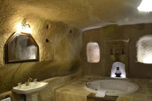卡帕岩洞别墅温泉酒店的一间浴室