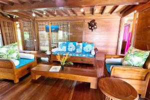 MaharepaFare Makana的带沙发和桌子的客厅
