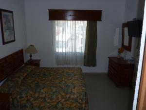 库埃纳瓦卡巴霍埃尔博尔坎酒店的一间卧室设有一张床和一个窗口