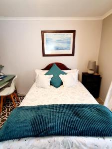 贝尔维尔Mountain Rose Cottage的一间卧室配有一张带绿毯的床