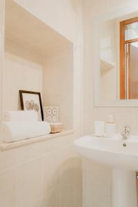 法鲁阿文尼达旅馆的白色的浴室设有水槽和镜子