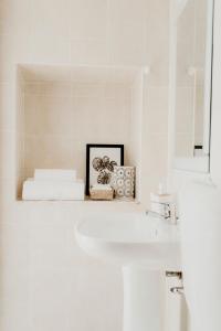 法鲁阿文尼达旅馆的白色的浴室设有水槽和镜子