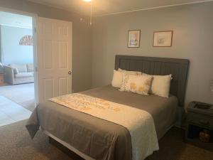 基灵顿Green Mountain Cabins的一间卧室设有一张床,一扇门通往客厅