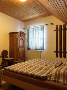 韦尔卡乌帕Apartment in Pec pod Snezkou 2098的一间卧室配有一张大床和一个木制橱柜
