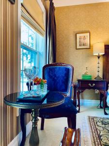 滨湖尼亚加拉Darlington House Bed and Breakfast的客房设有桌子、椅子和窗户。