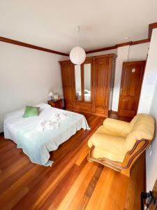 洛斯雷亚莱霍斯Canary Bio Hostel Tenerife的一间卧室配有一张床和两把椅子