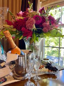 滨湖尼亚加拉Darlington House Bed and Breakfast的花瓶,花朵放在桌子上