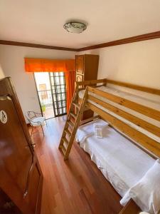 洛斯雷亚莱霍斯Canary Bio Hostel Tenerife的一间卧室配有一张双层床和梯子