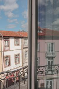 布拉加Burgus Tribute & Design Hotel的从窗户可欣赏到建筑的景色